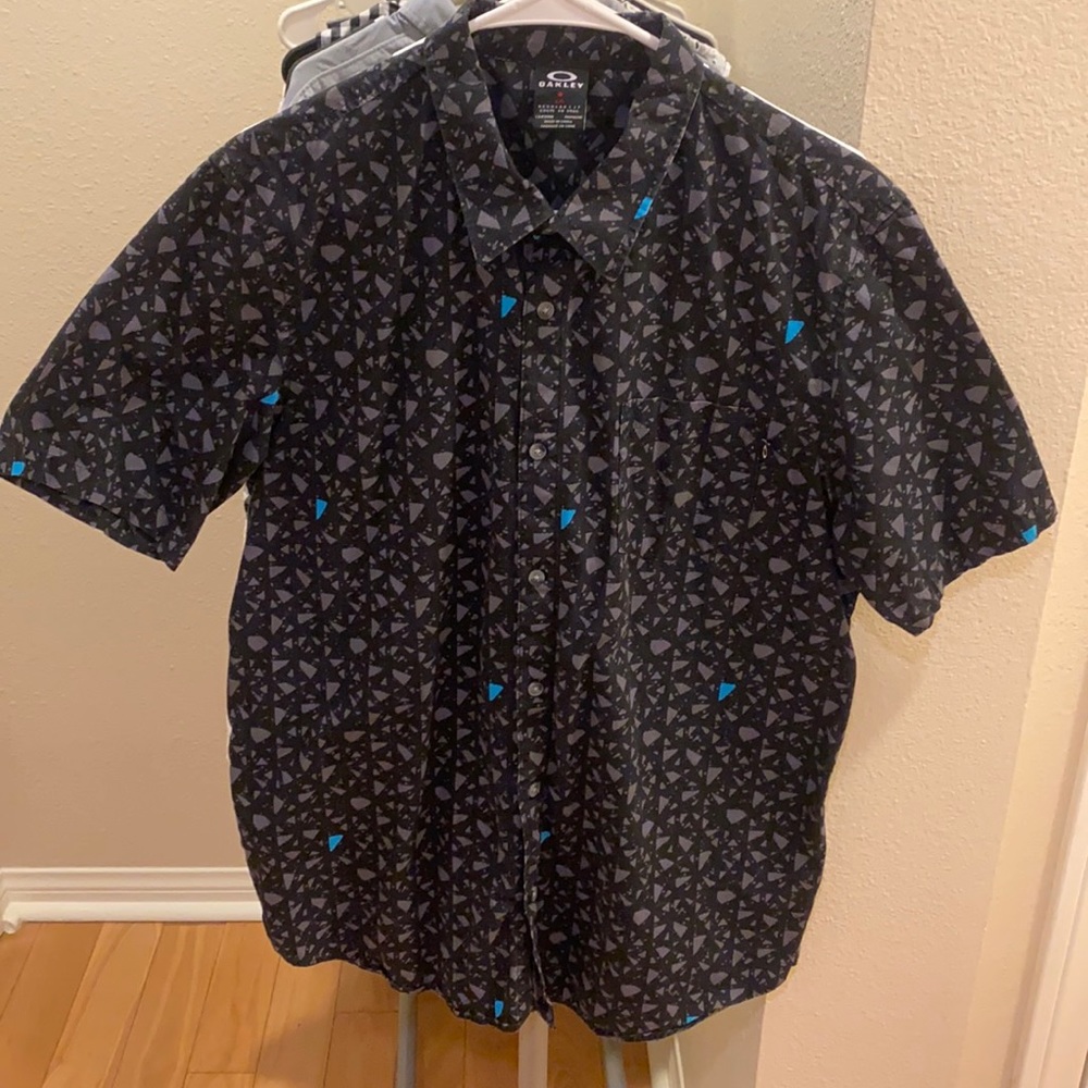 Button-up Oakley Shirt